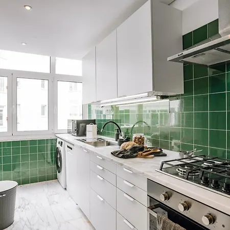 Sabarros - 2 Bedrooms In Alvalade Apartment