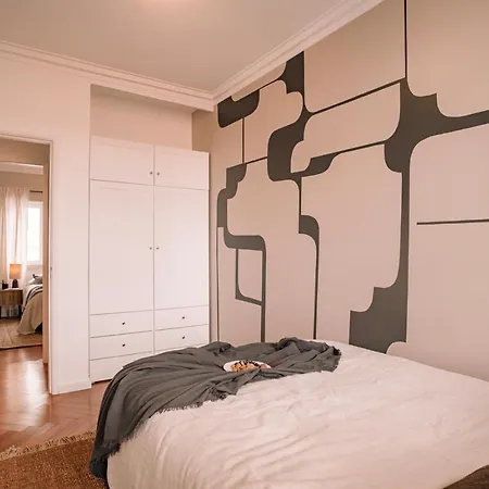 Sabarros - 2 Bedrooms In Alvalade * ליסבון