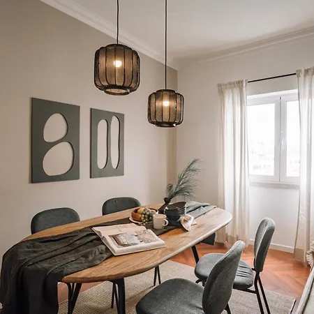 Sabarros - 2 Bedrooms In Alvalade ליסבון